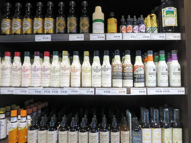 Butelki alkoholu na sklepowych półkach — zdjęcie ilustracyjne.