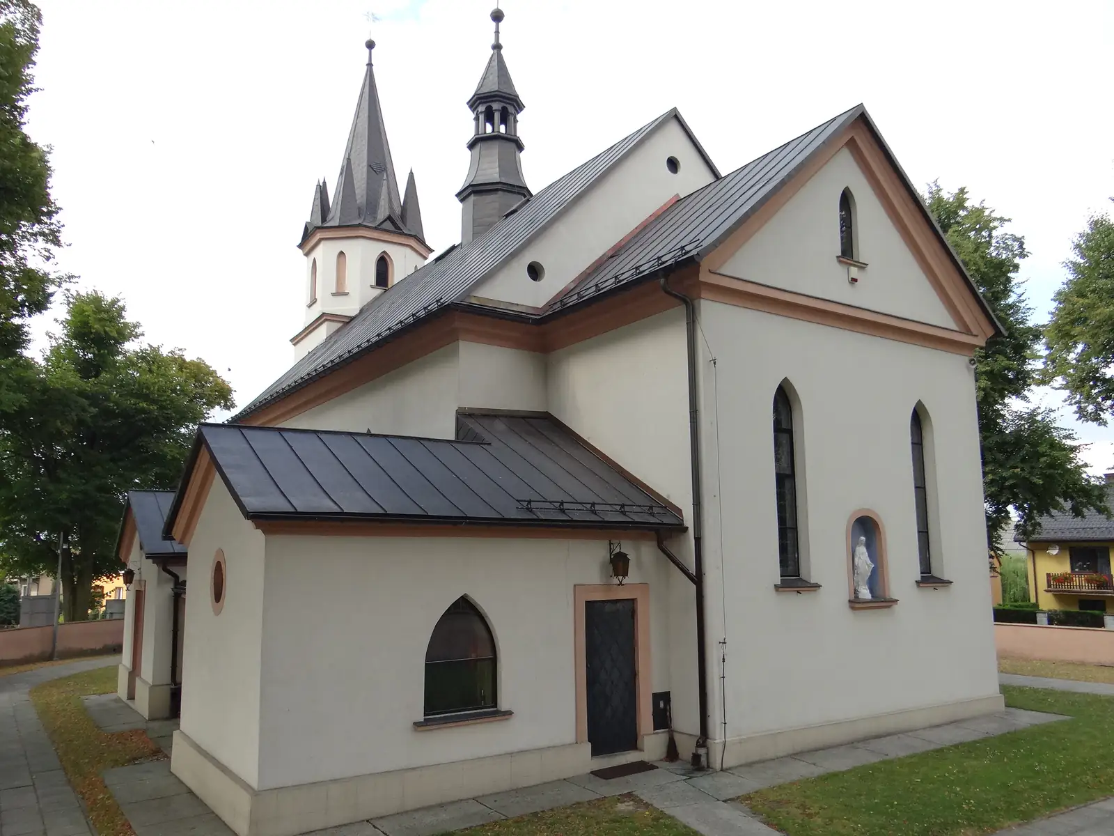 Zabytkowy kościół w Białym Kościele w gminie Wielka Wieś.