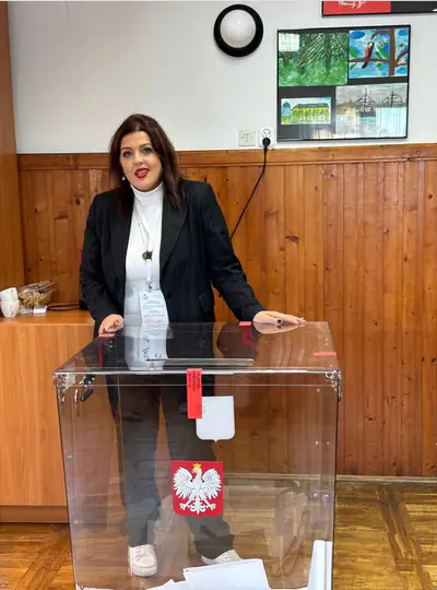 Lokal wyborczy w Krakowie z widoczną urną do głosowania, październik 2023 — zdjęcie ilustracyjne głosowania
