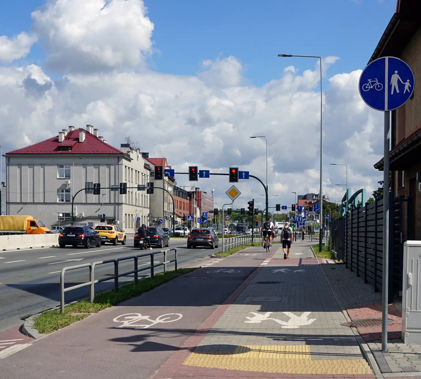 Ciąg pieszo-rowerowy przy alei 29 Listopada na Prądniku Czerwonym w Krakowie — zdjęcie ilustracyjne infrastruktury pieszo-rowerowej