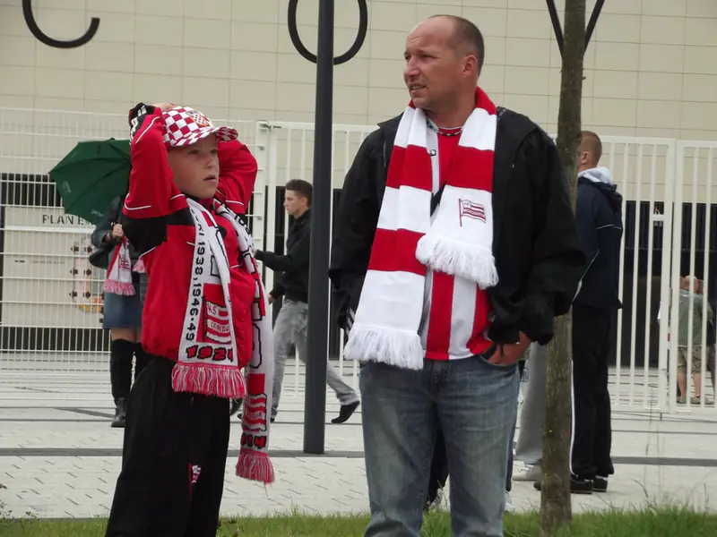 Kibice Cracovii na trybunach podczas meczu Ekstraklasy latem — zdjęcie ilustracyjne