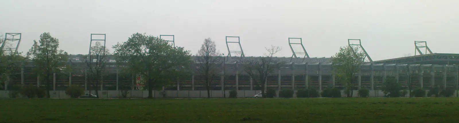 Panoramiczny widok na stadion Cracovii im. Józefa Piłsudskiego od strony Błoń w Krakowie