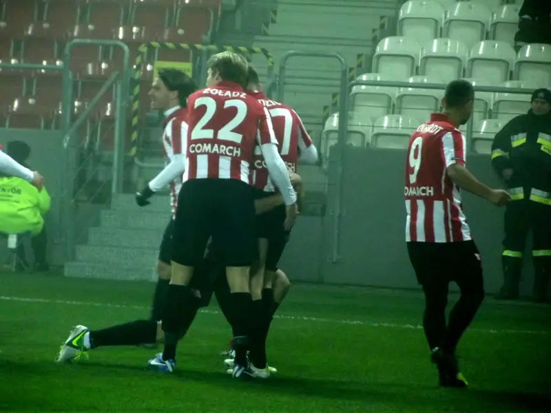 Radość piłkarzy Cracovii po zdobyciu bramki w meczu z Miedzią Legnica, listopad 2012 — zdjęcie ilustracyjne