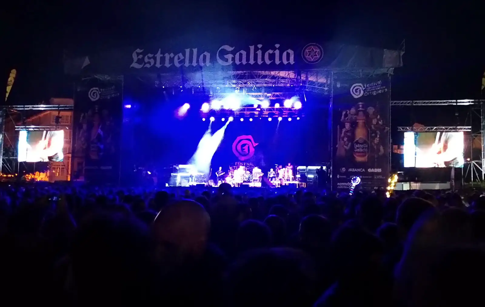Plenerowy występ na Międzynarodowym Festiwalu Świata Celtyckiego w Ortigueirze — zdjęcie ilustracyjne festiwalu celtyckiego latem