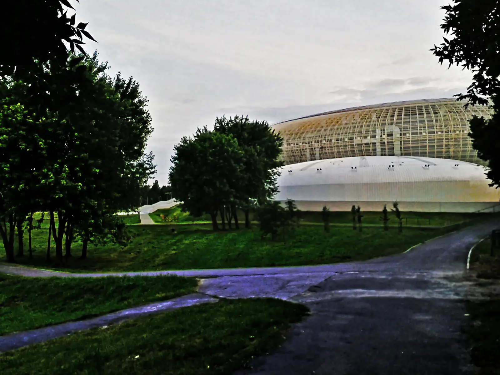TAURON Arena Kraków widziana od strony Parku Lotników Polskich — miejsce pikniku „Lato na okrągło” z okazji 35-lecia dzielnic Krakowa, ujęcie letnie