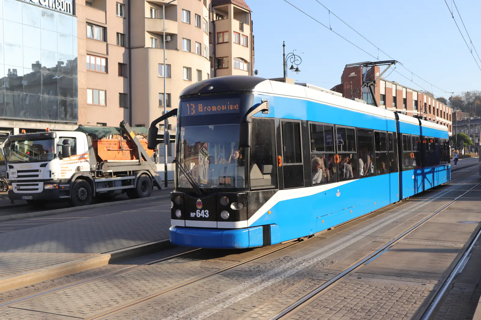 Tramwaj MPK Kraków (Bombardier Flexity Classic) na placu Na Zjeździe w Krakowie — zdjęcie ilustracyjne komunikacji miejskiej, październik 2019