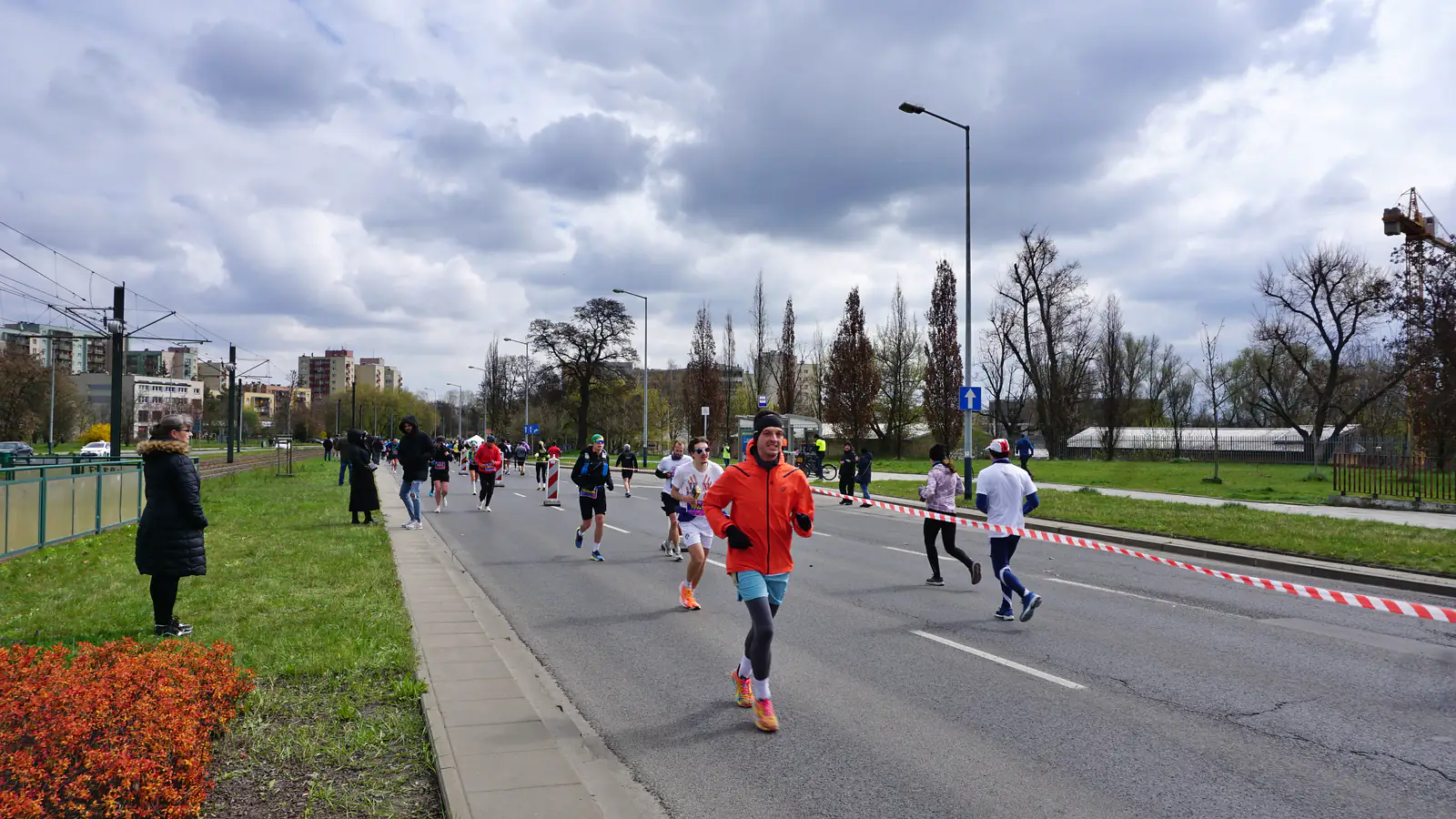 Biegacze na alei Jana Pawła II w Krakowie podczas Maratonu Cracovia — zdjęcie ilustracyjne biegu masowego