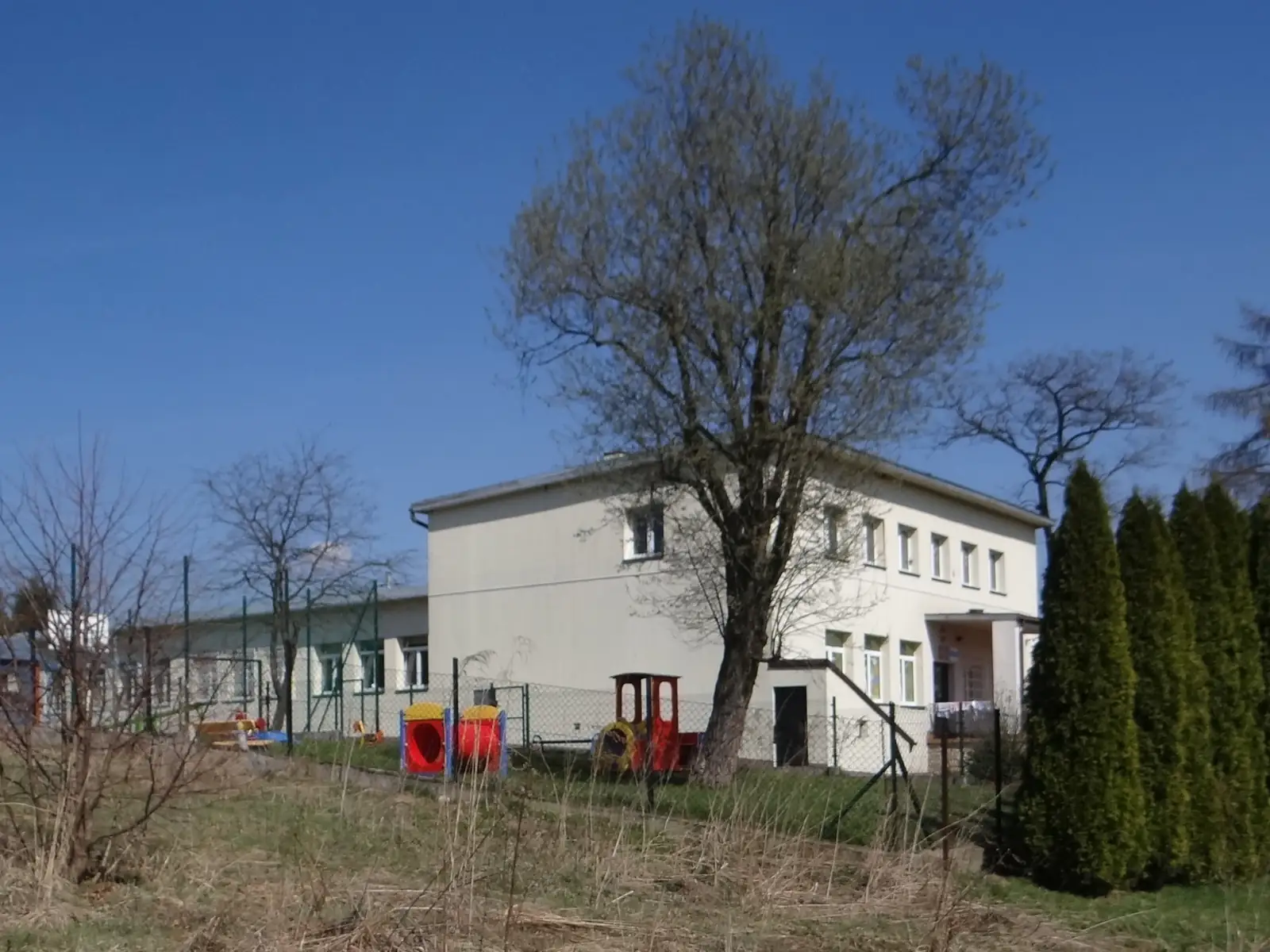 Budynek szkoły podstawowej w Brzoskwini w województwie małopolskim