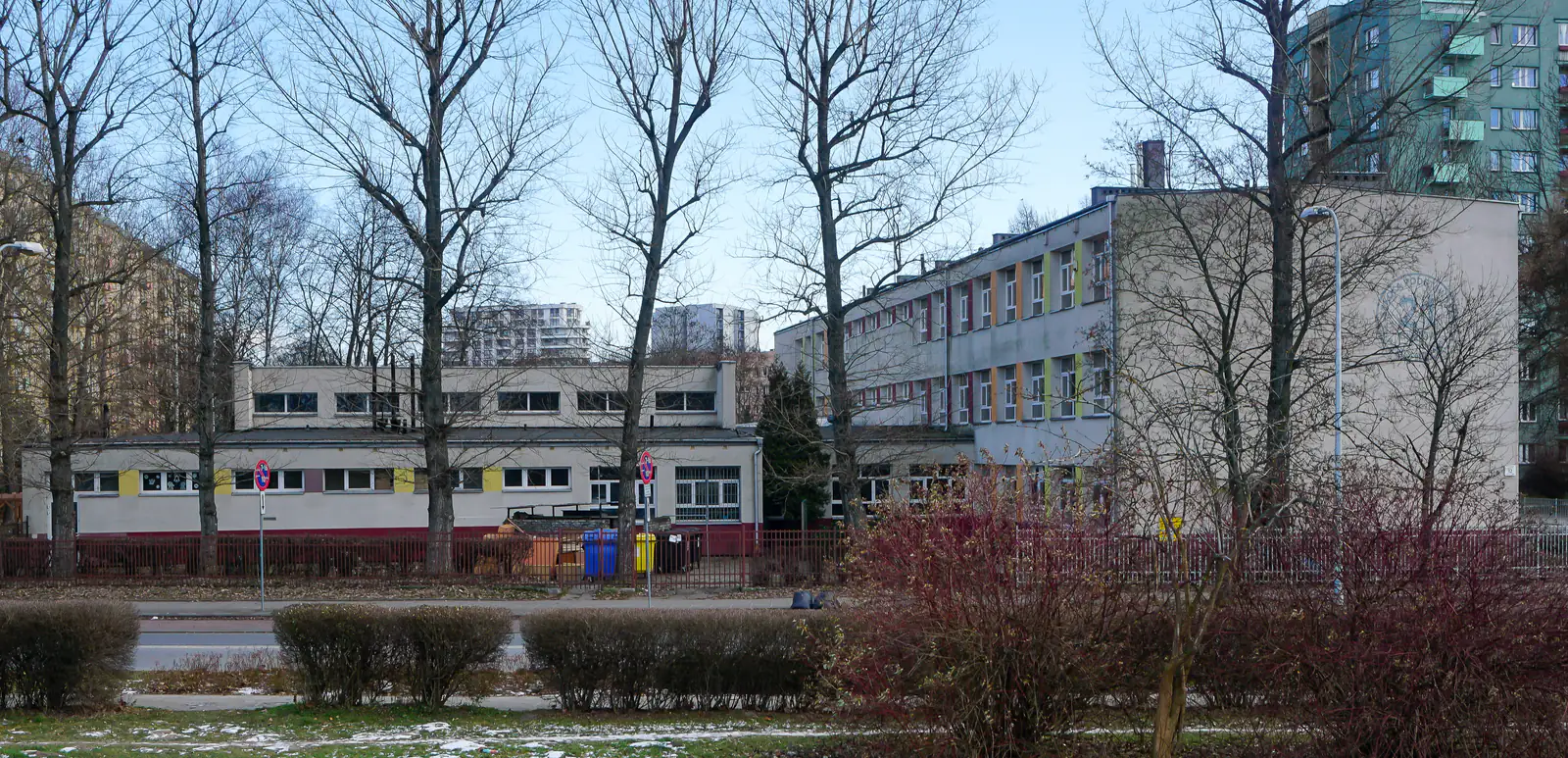 Budynek szkoły podstawowej na Prądniku Białym w Krakowie (SP nr 21 przy ul. 12 Batalionu „Skała” AK) — zdjęcie ilustracyjne bezpieczeństwa w krakowskich szkołach
