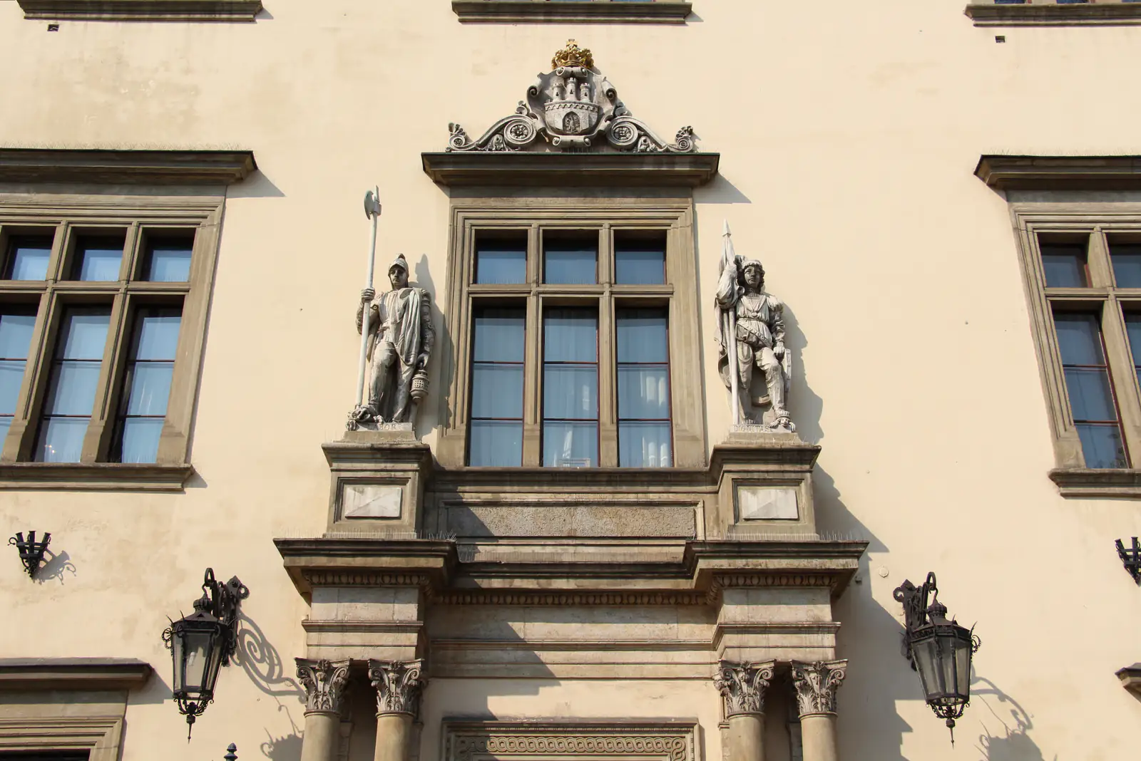 Neorenesansowy portal wejściowy Pałacu Wielopolskich w Krakowie — siedziby prezydenta i Rady Miasta Krakowa przy pl. Wszystkich Świętych, zdjęcie ilustracyjne