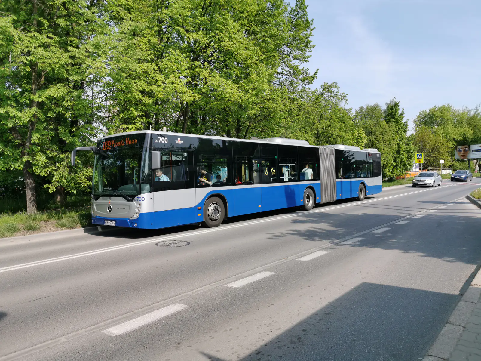 Autobus Mercedes-Benz Conecto G MPK Kraków na ulicy Mackiewicza w dzielnicy Prądnik Biały — linia 164 w kierunku Piaski Nowe, maj 2022
