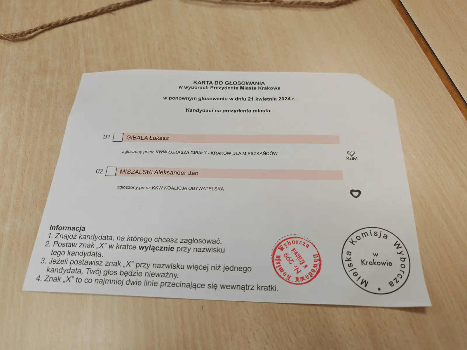 Kabina do głosowania w lokalu wyborczym w Krakowie podczas II tury wyborów lokalnych — zdjęcie ilustracyjne głosowania w II turze