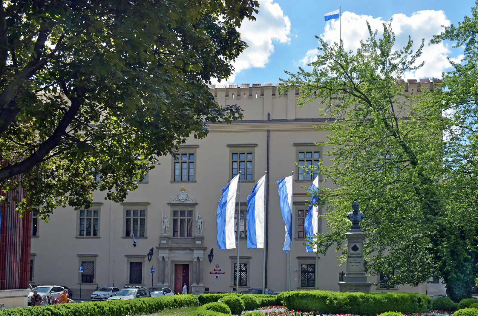 Pałac Wielopolskich — siedziba Urzędu Miasta Krakowa — z pomnikiem dawnego prezydenta Krakowa Mikołaja Zyblikiewicza na placu Wszystkich Świętych