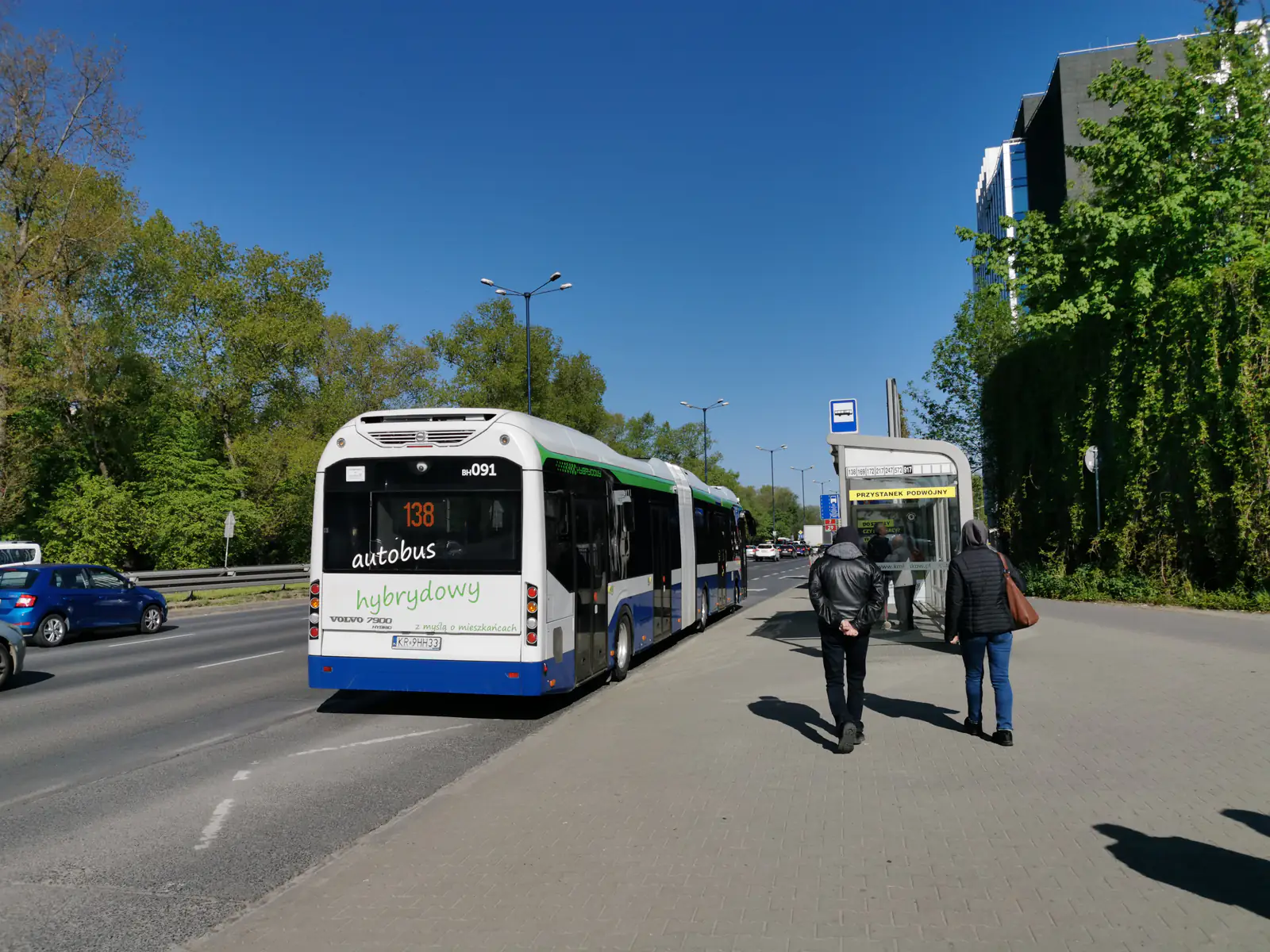 Autobus MPK Kraków (Volvo 7900A Hybrid, linia 138) na przystanku przy ulicy Opolskiej na Prądniku Białym w Krakowie — zdjęcie ilustracyjne komunikacji miejskiej