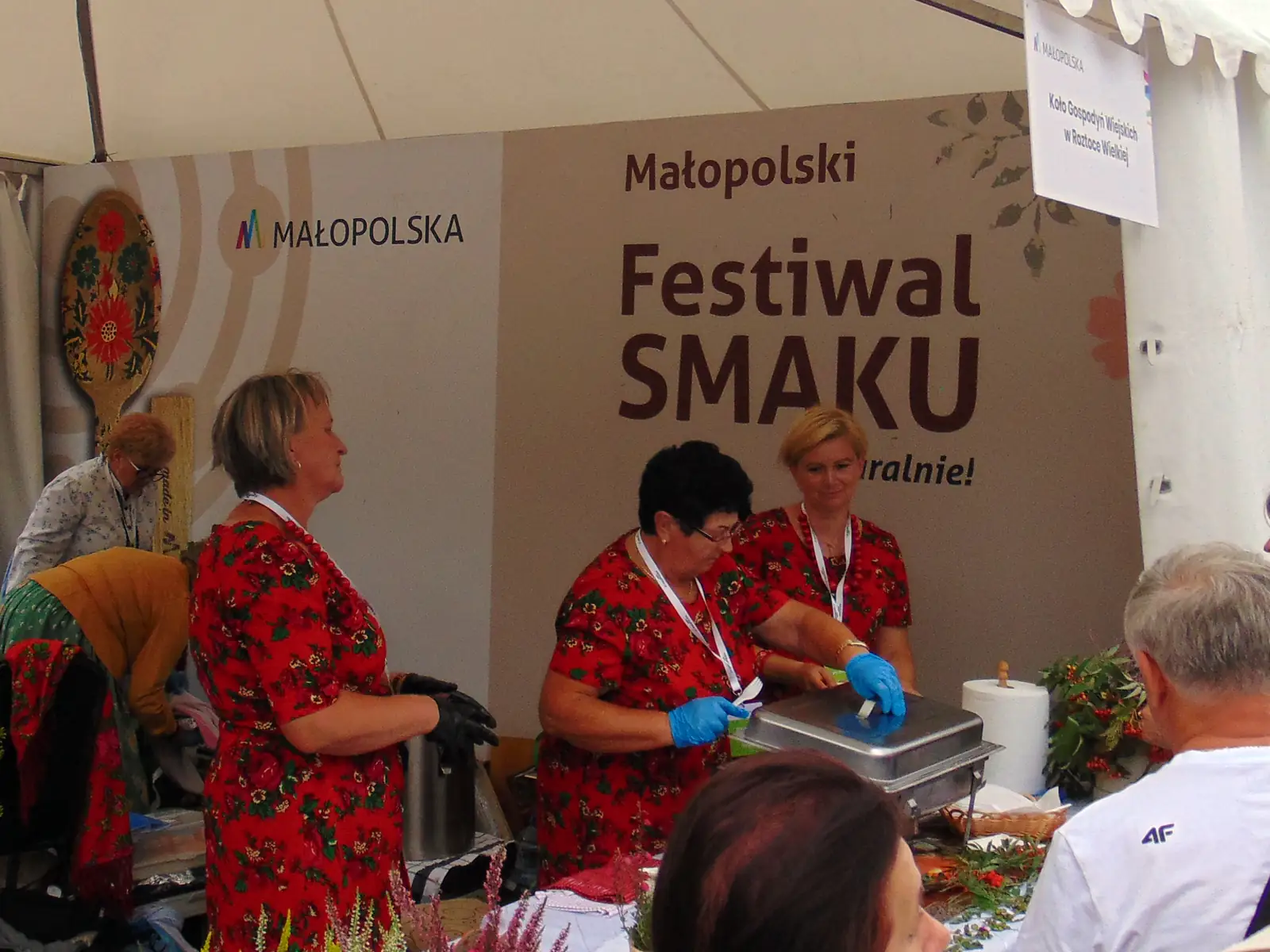 Stoisko kulinarne Koła Gospodyń Wiejskich na Małopolskim Festiwalu Smaku — regionalne produkty i potrawy tradycyjne.
