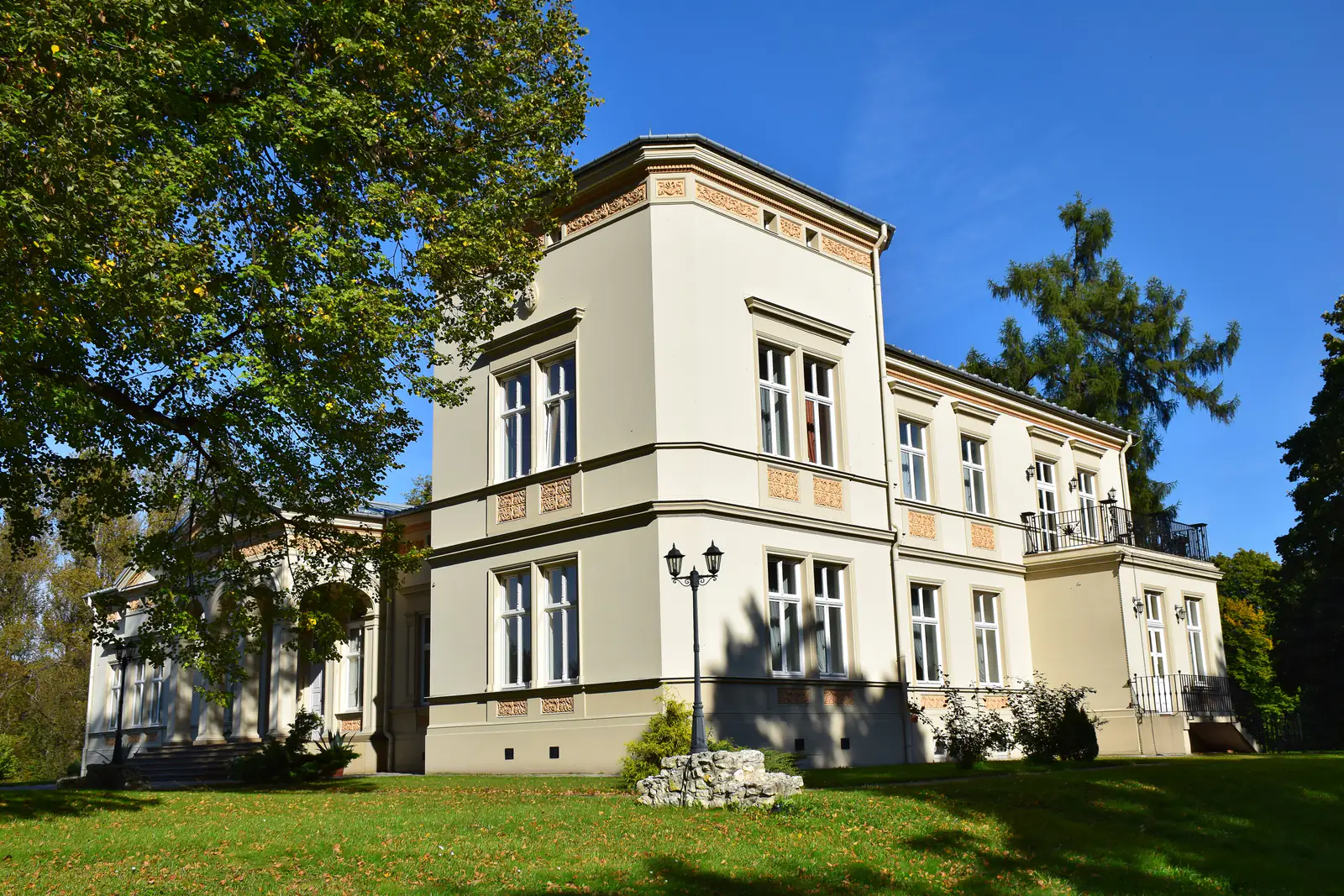 Zabytkowy pałac w Minodze (gmina Skała) — południowe skrzydło, wrzesień