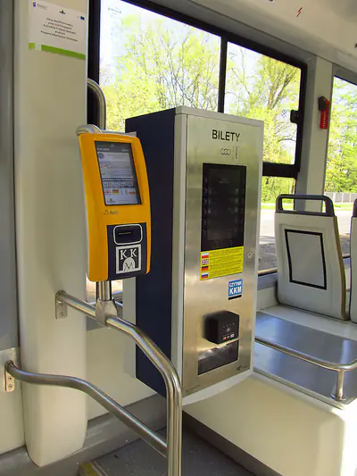 Kasownik i biletomat w tramwaju MPK Kraków — zdjęcie ilustracyjne biletów w komunikacji miejskiej