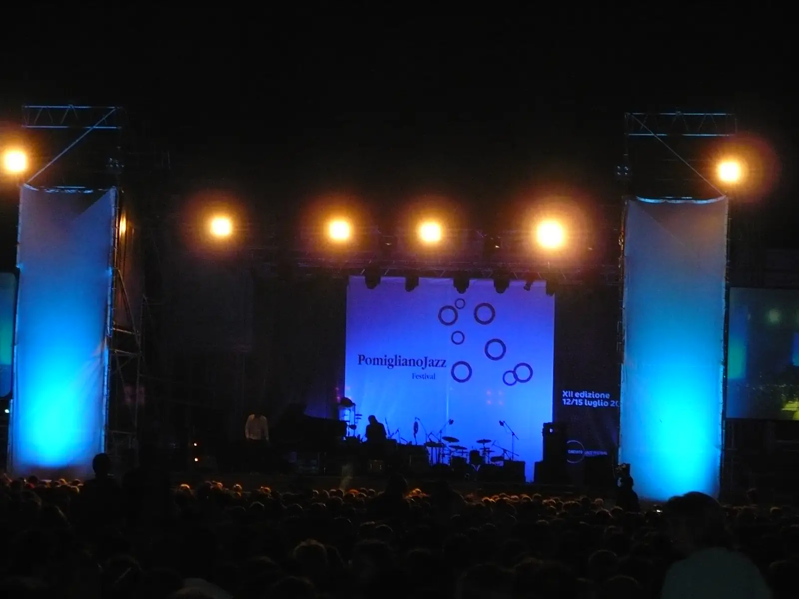 Scena plenerowego festiwalu jazzowego podczas letniego wieczoru — zdjęcie ilustracyjne koncertu na świeżym powietrzu