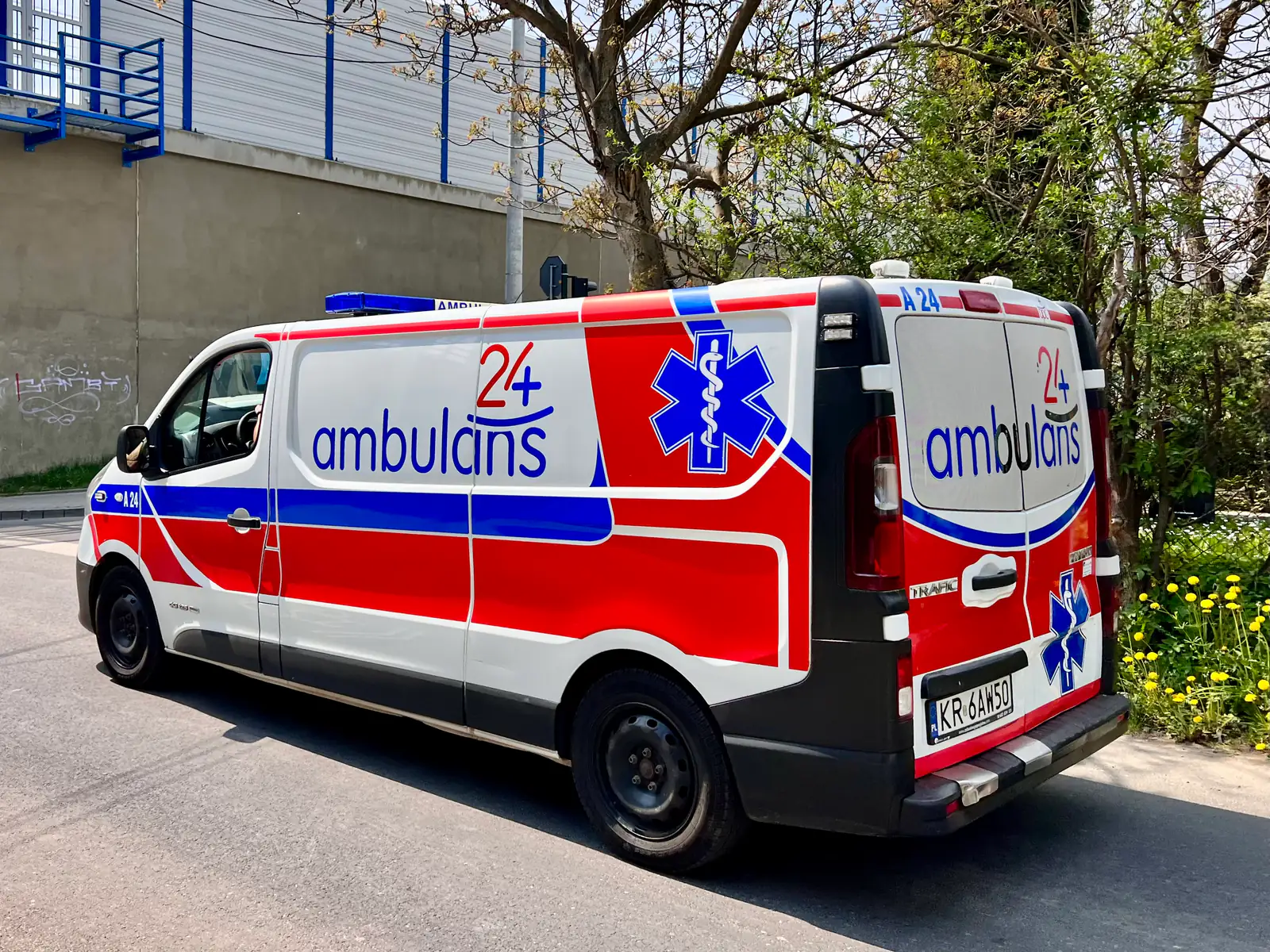 Ambulans w Krakowie, maj 2022 — zdjęcie ilustracyjne karetki pogotowia ratunkowego