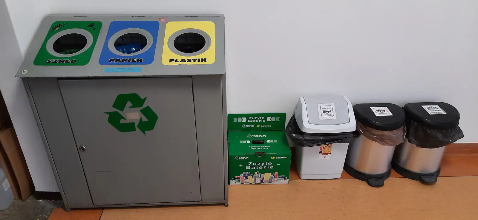 Pojemniki do segregacji odpadów: niebieski na papier, żółty na plastik i metale, zielony na szkło