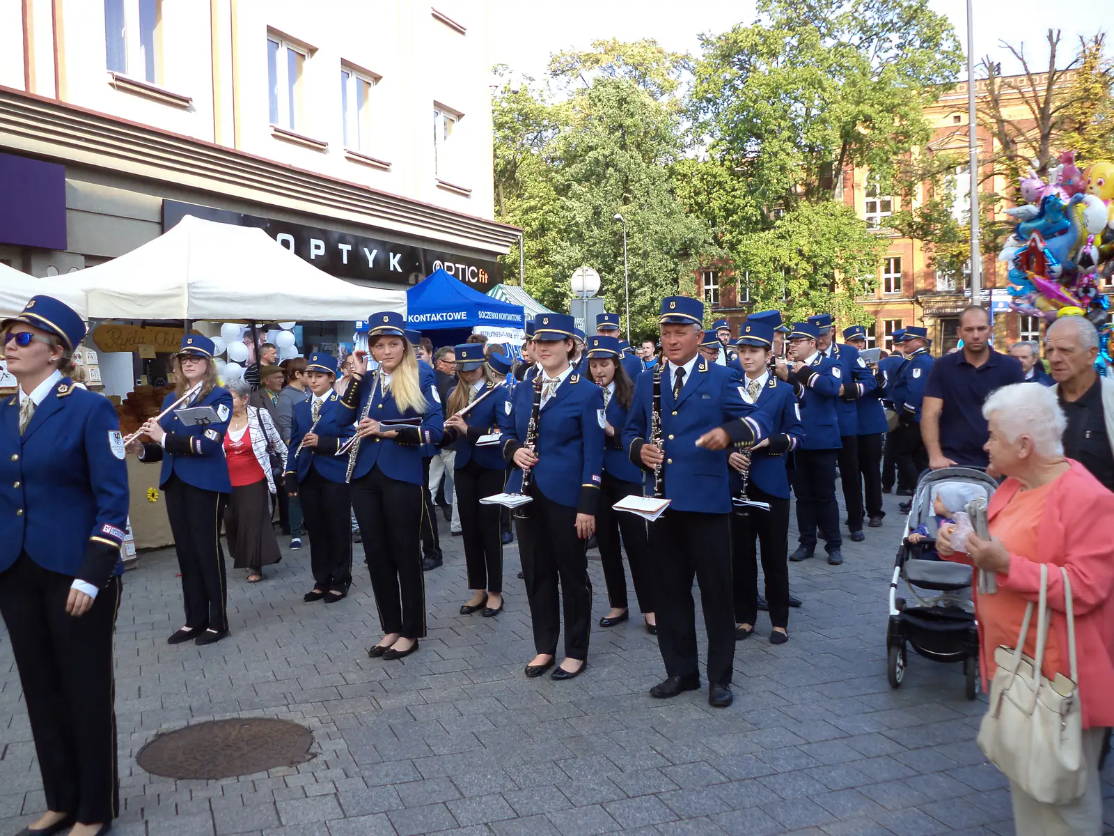 Orkiestra dęta podczas plenerowego występu na miejskim placu we wrześniu — zdjęcie ilustracyjne