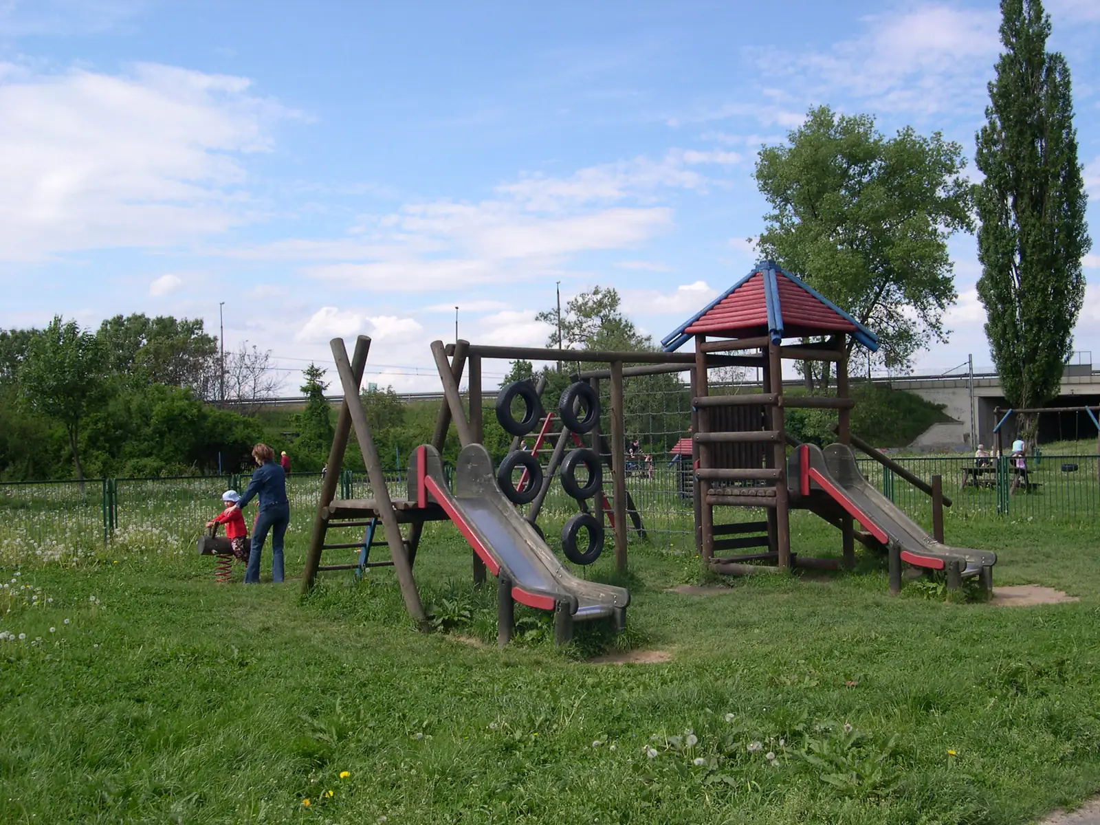 Osiedlowy plac zabaw, huśtawki i drabinki