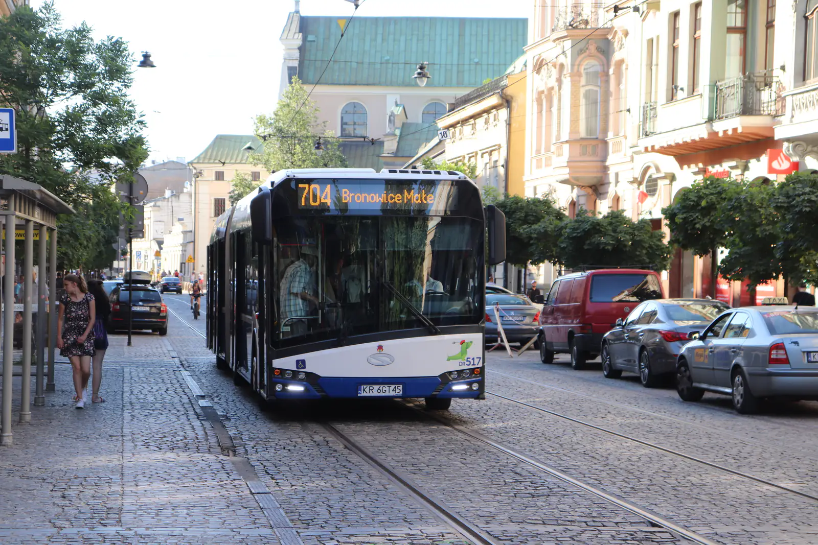 Autobus przegubowy Solaris Urbino 18 MPK Kraków na linii zastępczej 704 przy ul. Karmelickiej — zdjęcie ilustracyjne zmian w kursowaniu autobusów