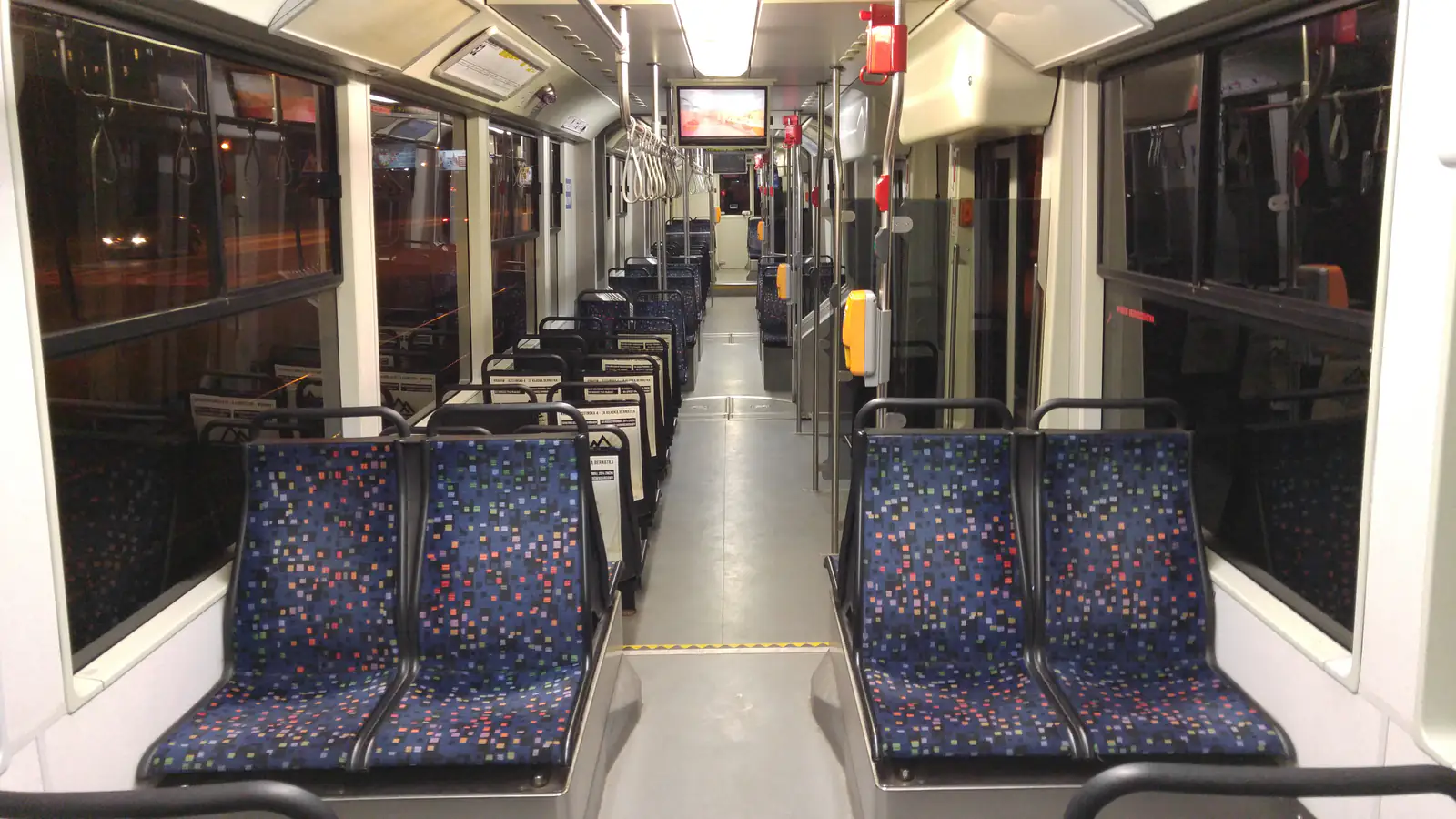 Wnętrze krakowskiego tramwaju MPK, listopad 2016 — zdjęcie ilustracyjne komunikacji miejskiej