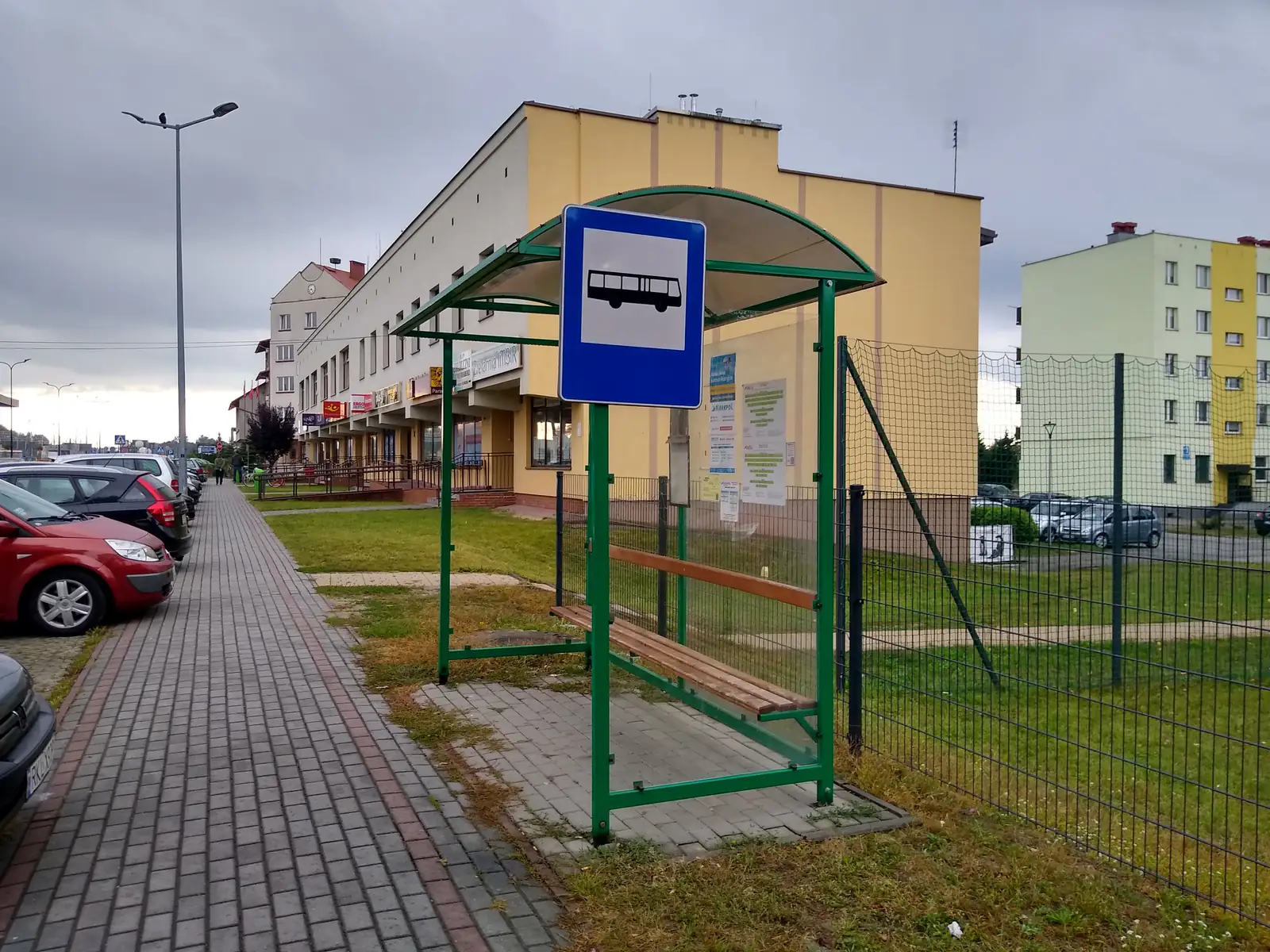 Przystanek autobusowy przy ulicy Ruczki w Kolbuszowej, wczesną jesienią — zdjęcie ilustracyjne przystanku komunikacji autobusowej