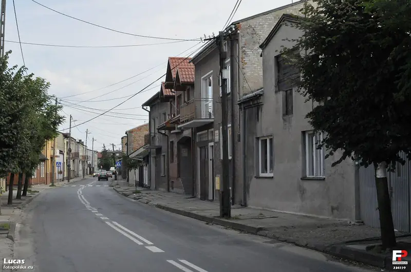 Ulica Wolbromska w centrum Skały w kierunku Rynku — letni widok na zabudowę śródmiejską gminy Skała.