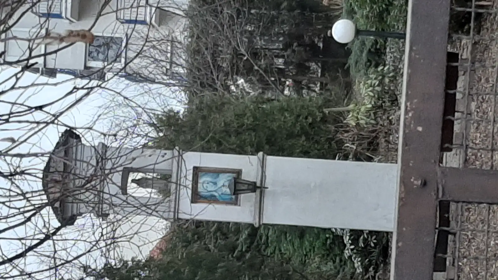 Przydrożna kapliczka przy ulicy Dobrego Pasterza na Prądniku Czerwonym w Krakowie — lokalny zabytek na trasie historyczno-kulturowych spacerów po dzielnicy