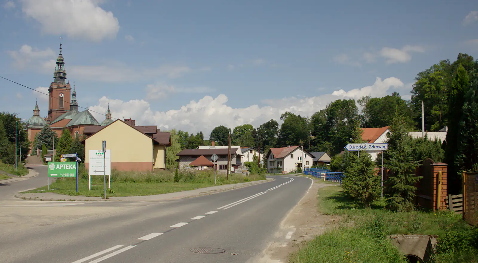 Zabudowa mieszkalna w Sułoszowej — fragment wsi, jedna z miejscowości gminy, w której właściciele kwater i domków muszą zgłosić obiekt do gminnej ewidencji