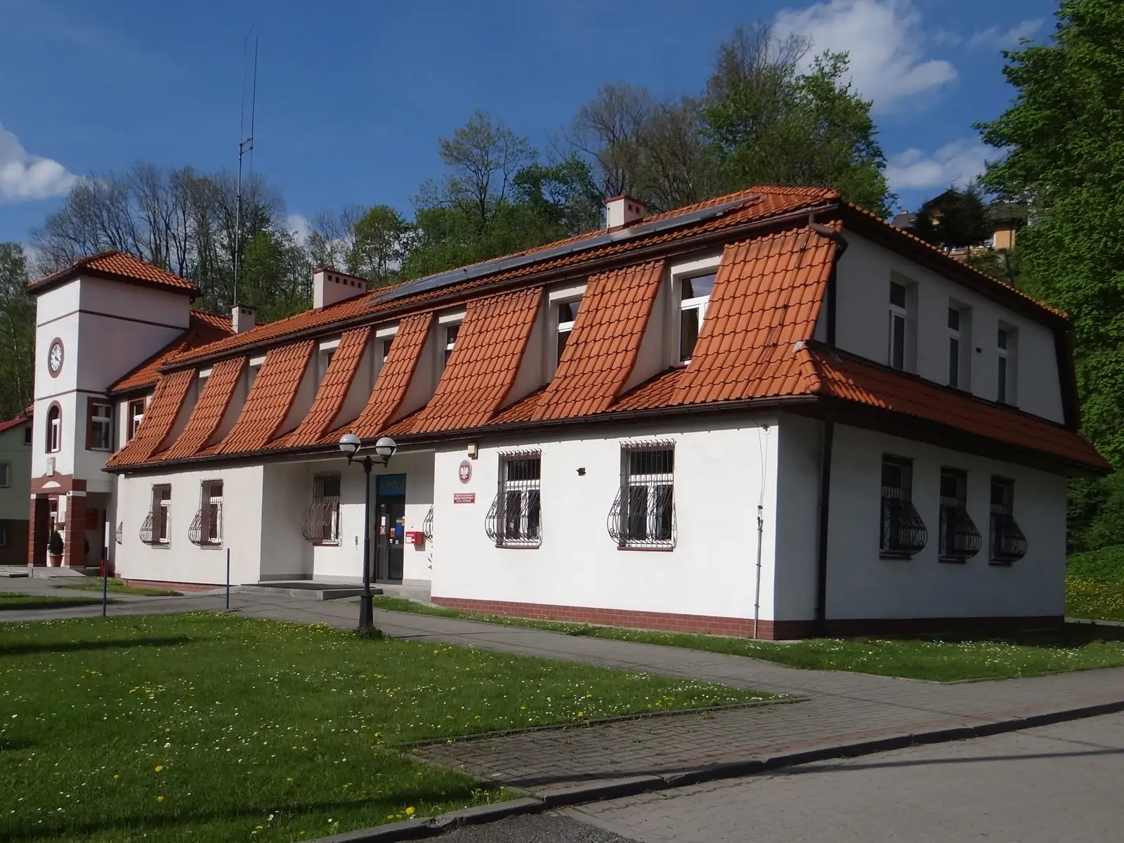 Budynek poczty przy drodze krajowej nr 10 w Sułoszowej