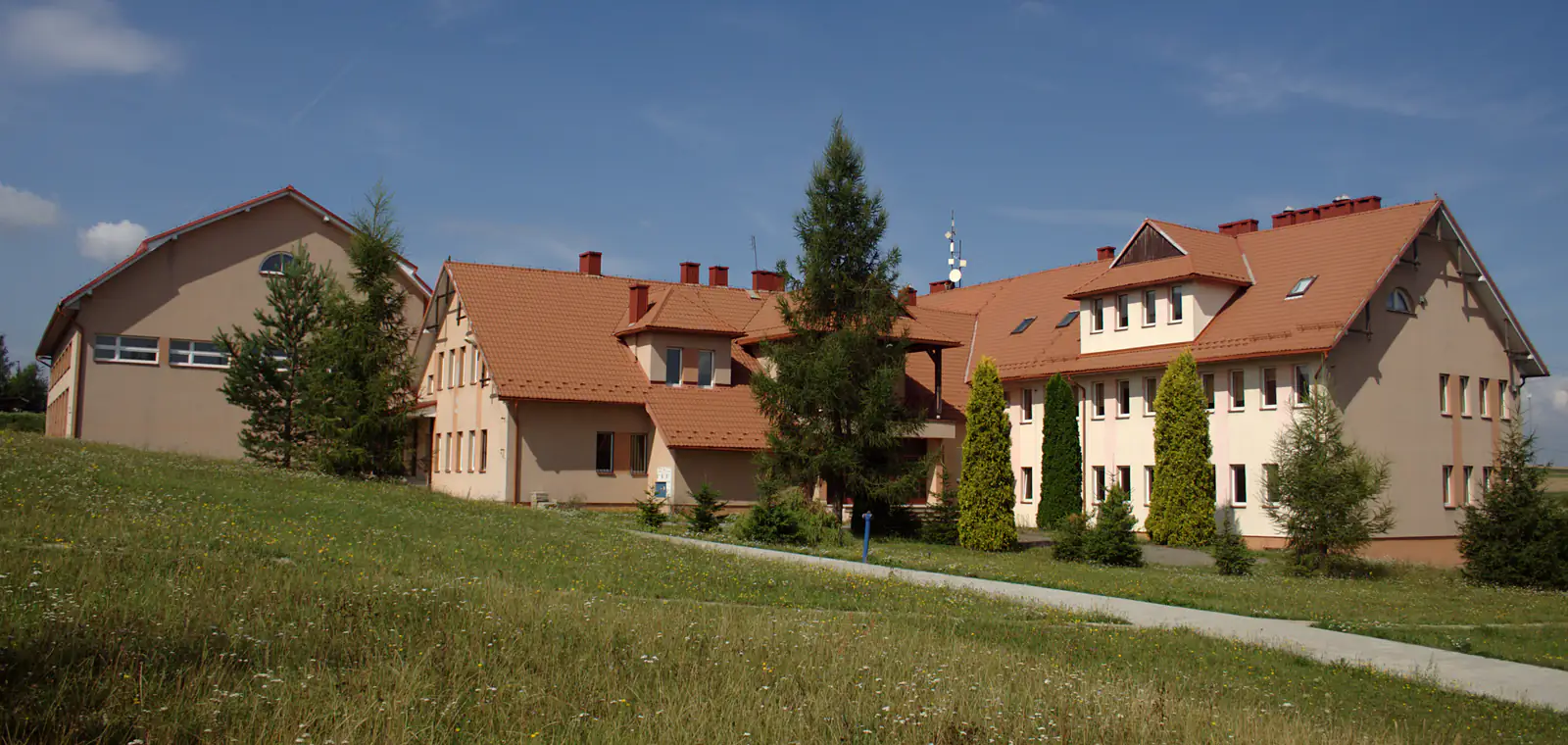 Budynek szkoły w Sułoszowej, sierpień 2019