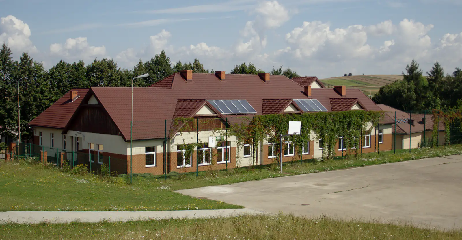 Budynek przedszkola w Sułoszowej — zdjęcie ilustracyjne lokalnej infrastruktury edukacyjnej gminy Sułoszowa