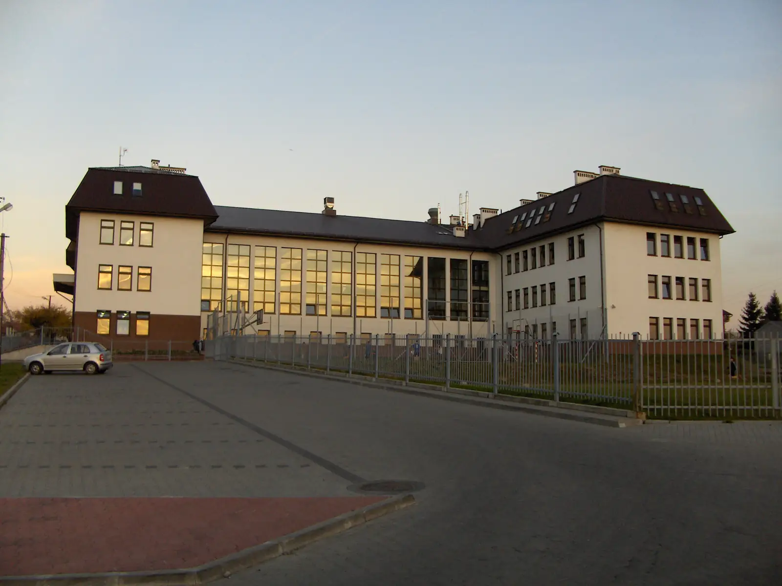 Szkoła Podstawowa im. Stanisława Wyspiańskiego w Bibicach — widok budynku szkoły od frontu