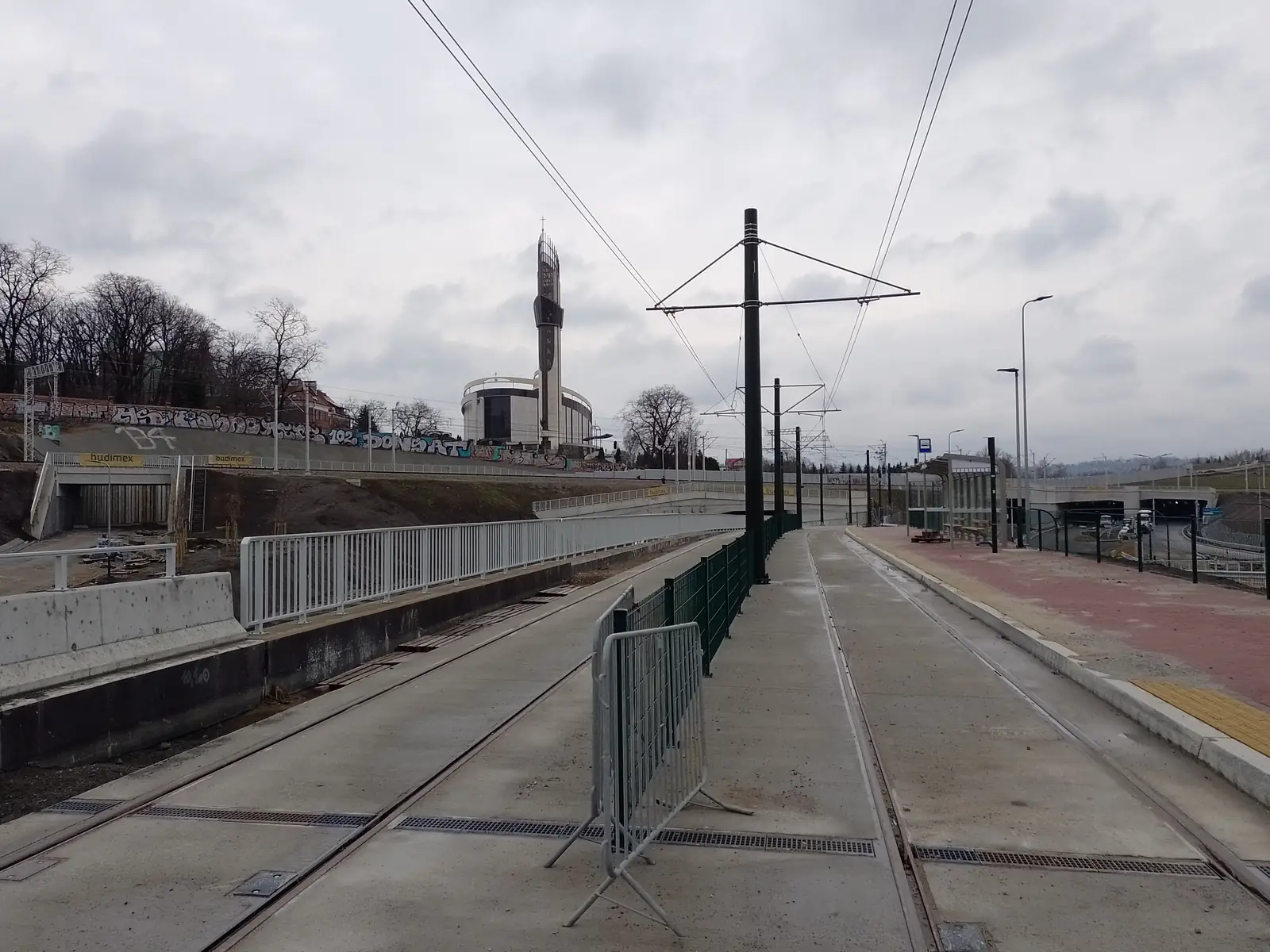Budowa linii tramwajowej w Krakowie — prace drogowe i torowe przy Trasie Łagiewnickiej (zdjęcie ilustracyjne budowy tramwaju).