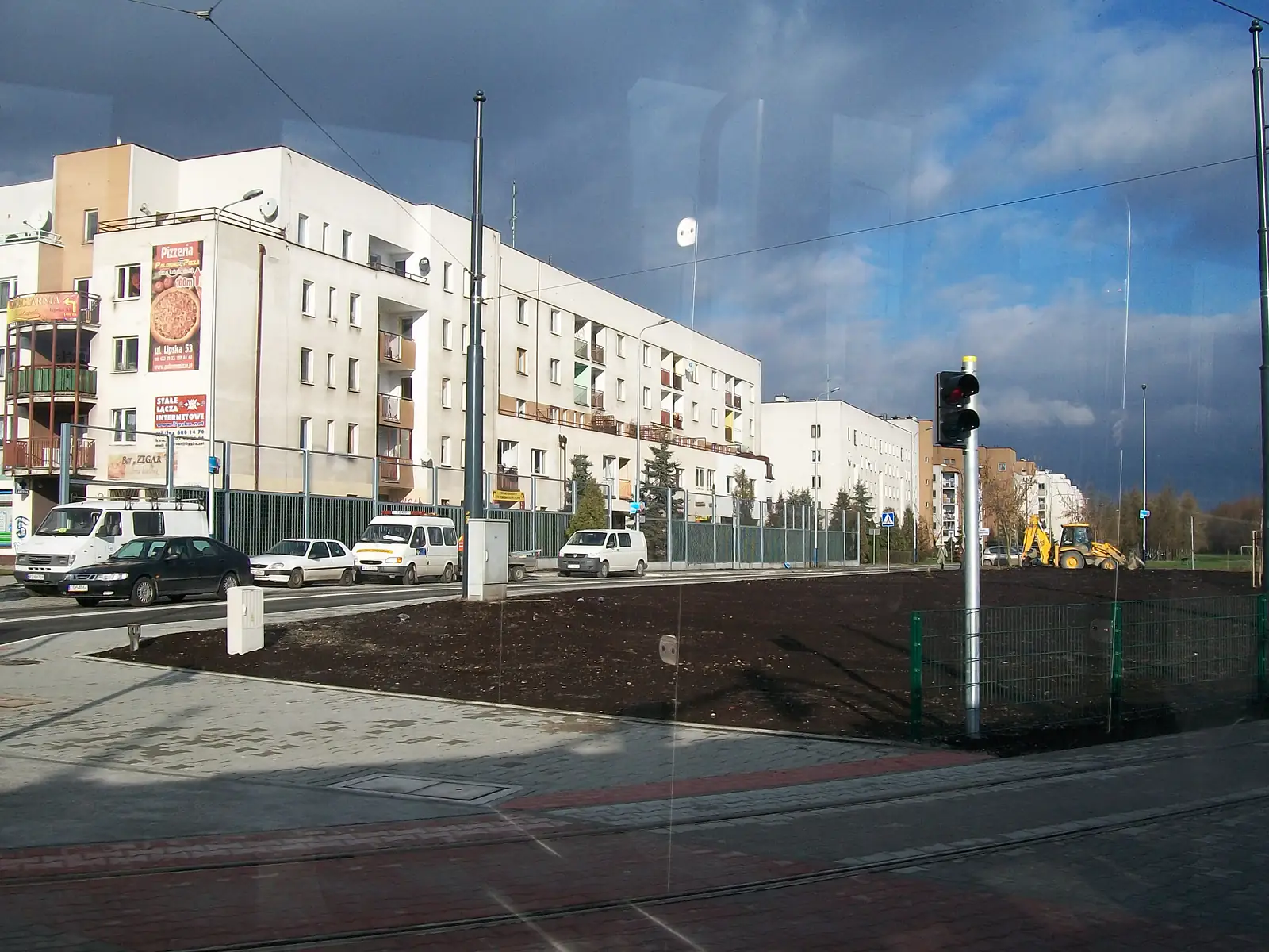 Tramwaj wjeżdżający na osiedle mieszkaniowe przy ulicy Lipskiej w Krakowie — zdjęcie ilustracyjne krakowskiej komunikacji tramwajowej