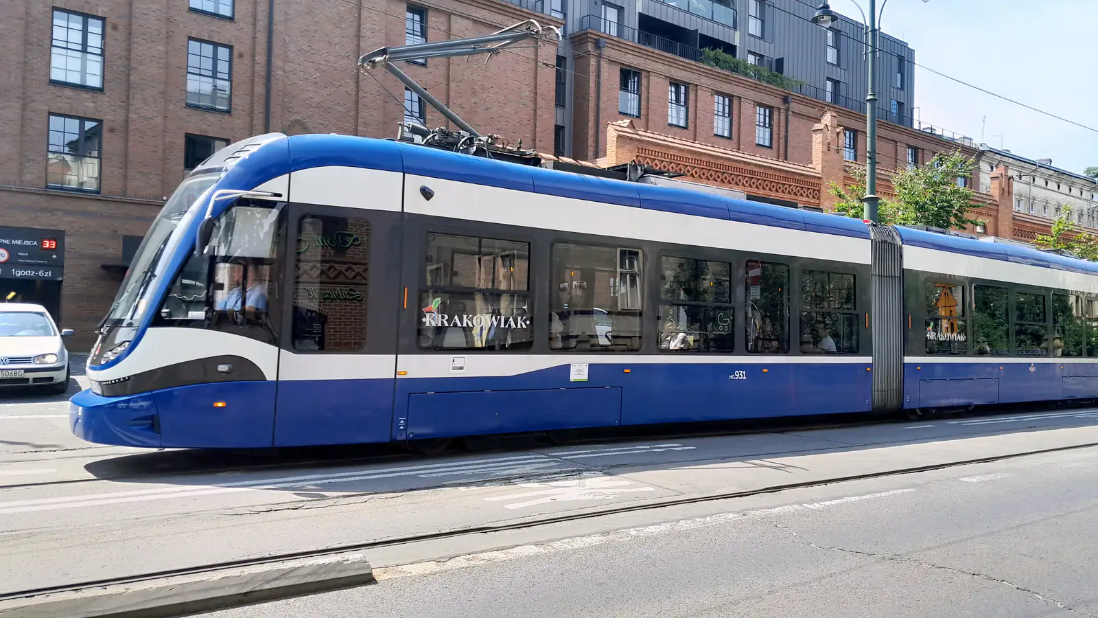 Tramwaj Pesa Krakowiak MPK Kraków na ulicy Lubicz — zdjęcie ilustracyjne komunikacji tramwajowej w Krakowie, lato 2024