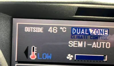 Termometr samochodowy pokazujący 46°C podczas fali upałów — zdjęcie ilustracyjne ekstremalnego upału
