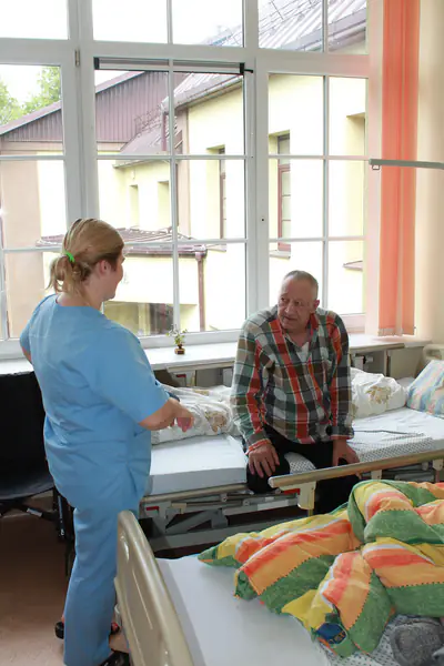 Opiekunka pomagająca starszej kobiecie — zdjęcie ilustracyjne wsparcia asystenckiego dla osób z niepełnosprawnością