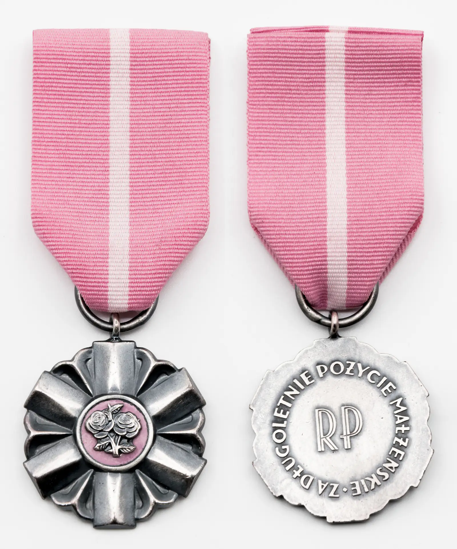 Medal za Długoletnie Pożycie Małżeńskie — zdjęcie ilustracyjne odznaczenia nadawanego przez Prezydenta RP