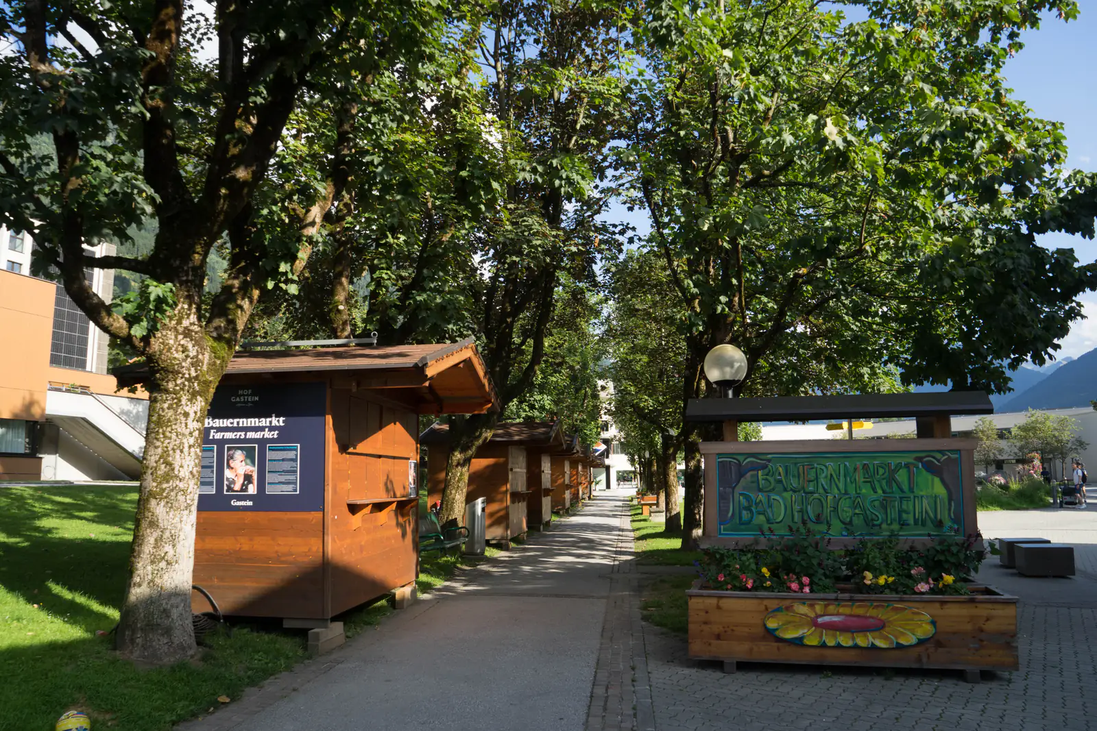 Stoiska rolnicze na letnim targu plenerowym w centrum miejscowości — zdjęcie ilustracyjne targów lokalnych