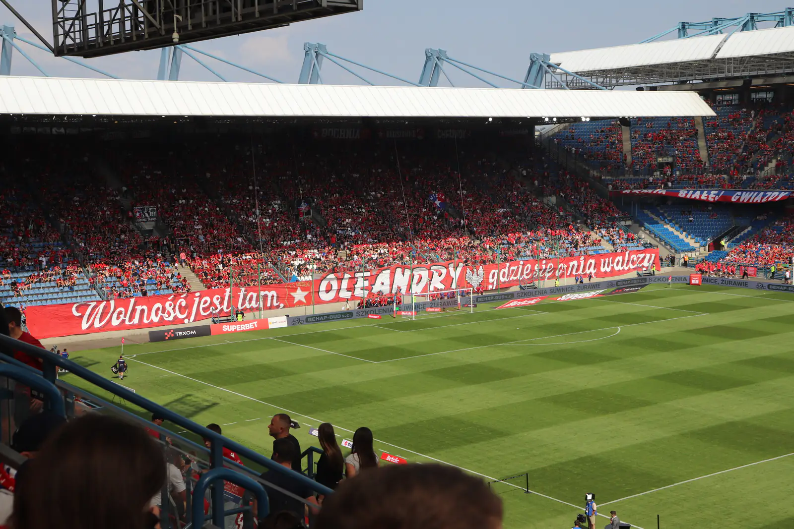 Kibice na trybunach Stadionu im. Henryka Reymana podczas meczu Wisła Kraków — Pogoń Grodzisk Mazowiecki