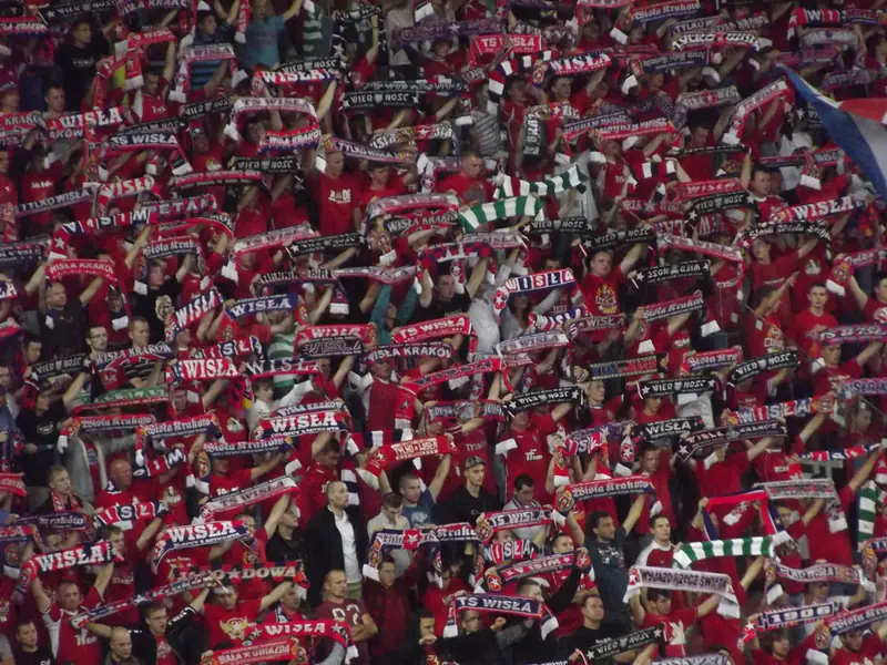 Kibice Wisły Kraków na trybunach podczas meczu eliminacji Ligi Mistrzów UEFA