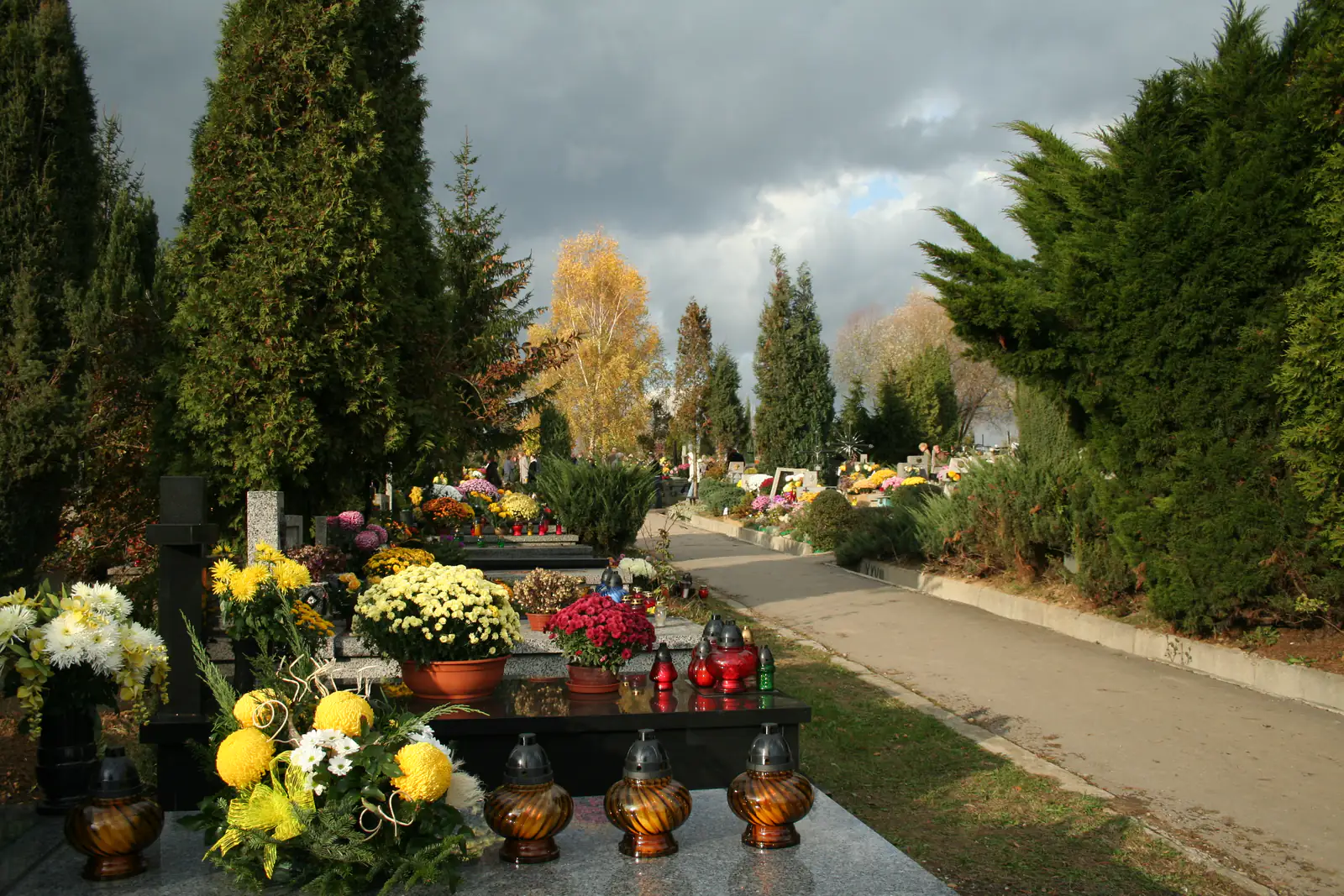Cmentarz Batowicki (Prądnik Czerwony) w Krakowie w dniu Wszystkich Świętych, 1 listopada 2006 — zdjęcie ilustracyjne
