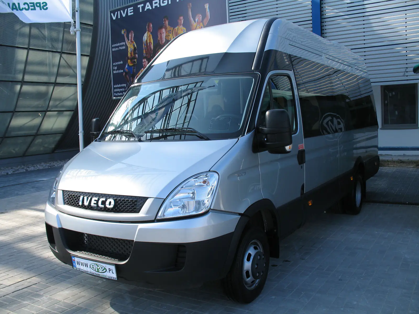 Polski minibus AMZ Iveco Daily — typ pojazdu używanego przez gminne linie wewnętrzne, zdjęcie ilustracyjne.
