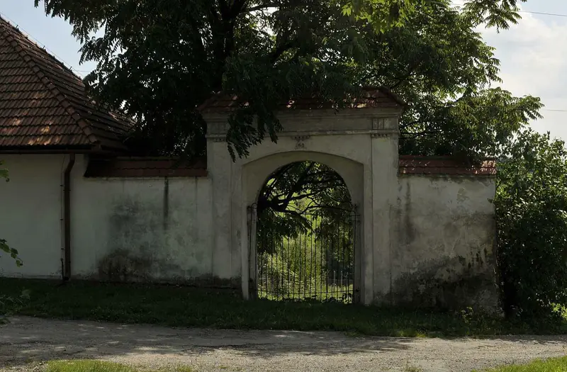 Brama wjazdowa dawnego dworu w Garlicy Murowanej — jednej z sześciu miejscowości objętych wyłożeniem projektów planów miejscowych