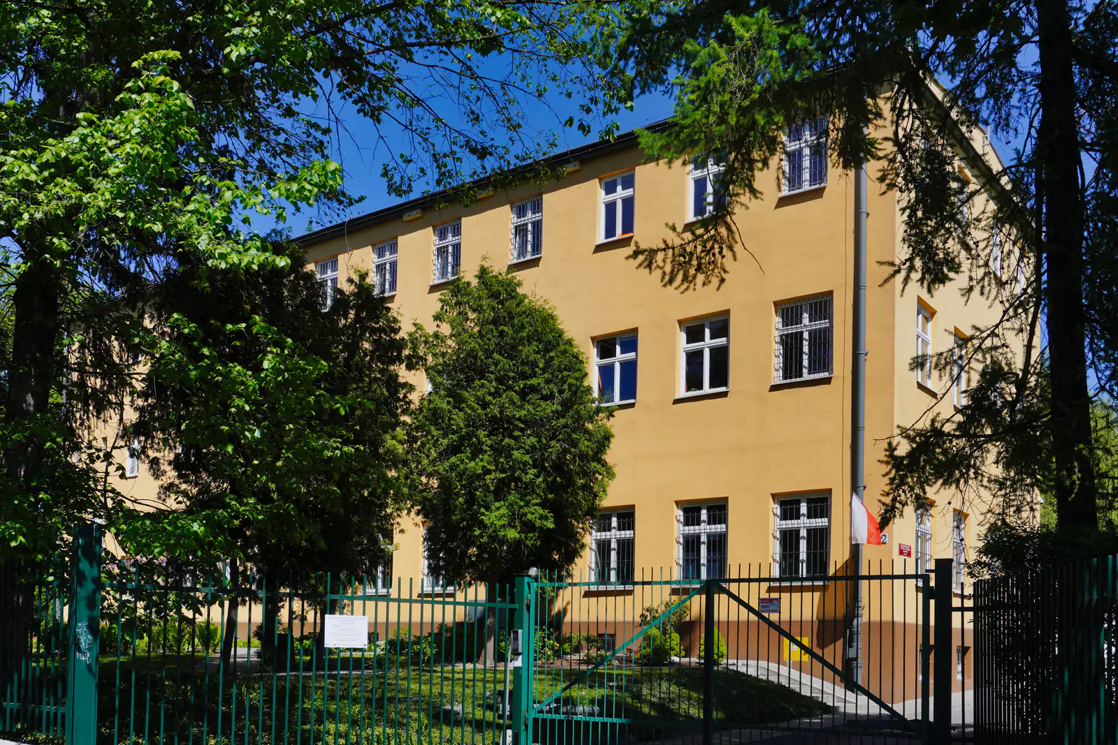 Budynek Urzędu Dzielnicy III Prądnik Czerwony przy ul. Naczelnej 12 w Krakowie