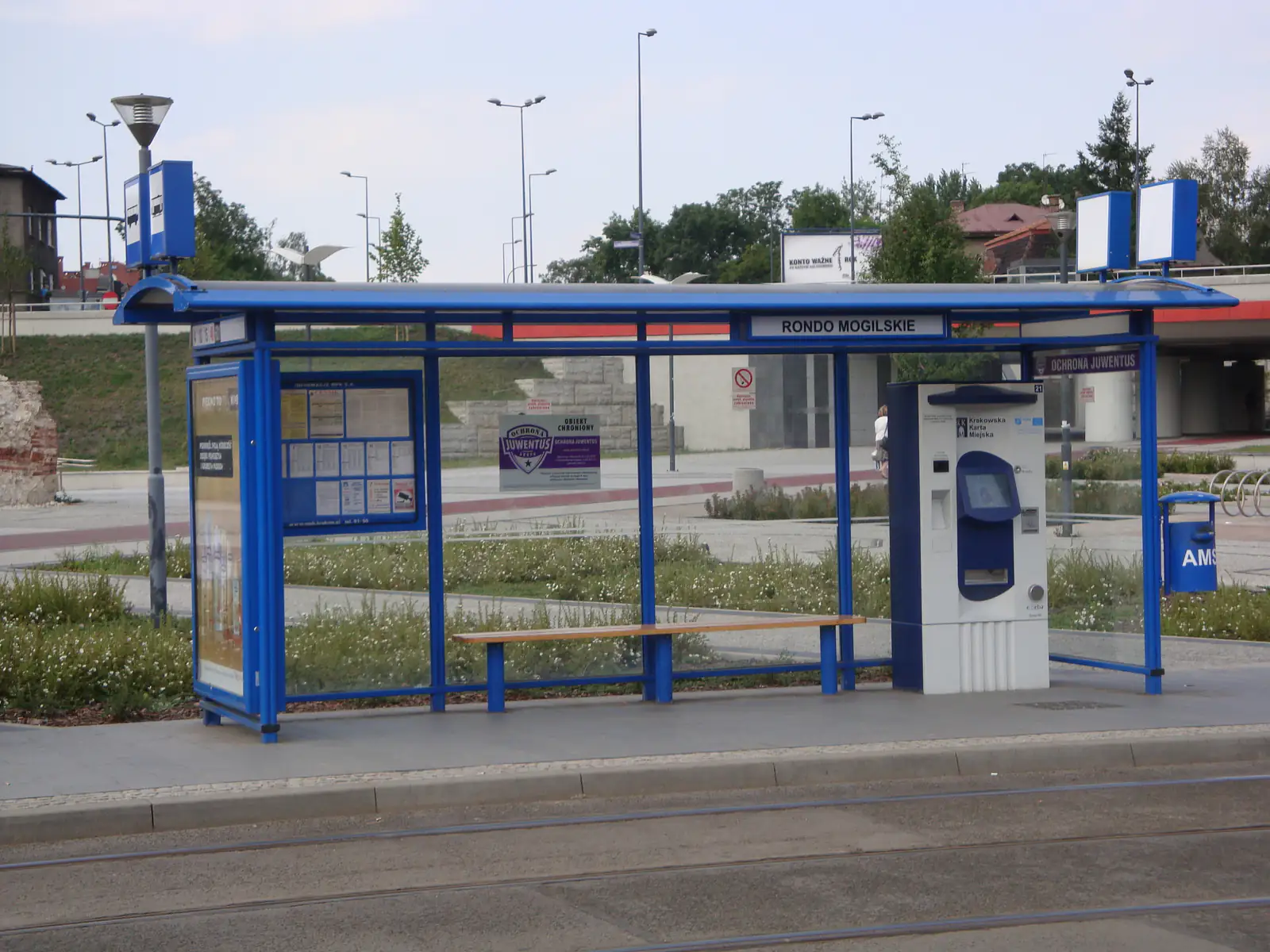Biletomat komunikacji miejskiej na przystanku tramwajowym Rondo Mogilskie w Krakowie — automat do zakupu biletów MPK